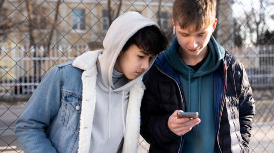 T&eacute;l&eacute;phones interdits au lyc&eacute;e : une mise en place progressive dans l&rsquo;acad&eacute;mie de Lyon