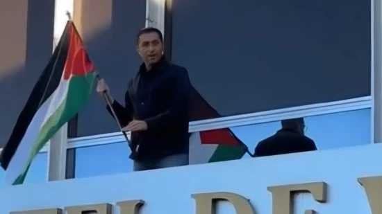 V&eacute;nissieux : le maire LFI Idir Boumertit installe un drapeau de la Palestine... pour combien de temps ?