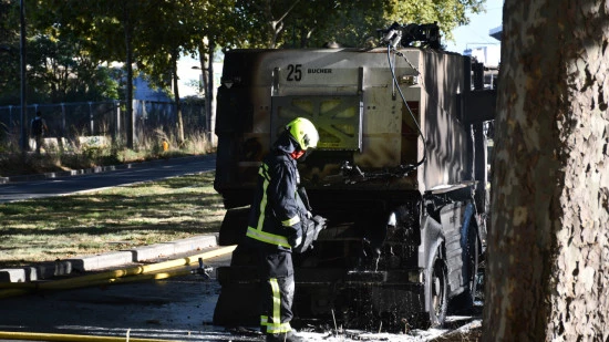 Impressionnant incendie &agrave; Lyon : une balayeuse s&rsquo;embrase en pleine chauss&eacute;e
