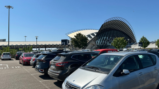 A&eacute;roport Lyon-Saint-Exup&eacute;ry : de retour de vacances, ils retrouvent leur Clio sur des parpaings