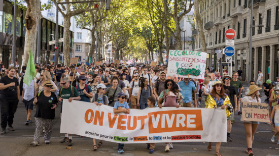 Lyon : entre 5 000 et près de 10 000 personnes défilent pour le climat et la justice sociale Lyon : entre 5 000 et près de 10 000 personnes défilent pour le climat et la justice sociale