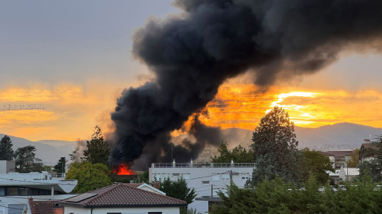 Près de Lyon : un violent incendie ravage une salle communale, plus de 50 pompiers mobilisés Près de Lyon : un violent incendie ravage une salle communale, plus de 50 pompiers mobilisés
