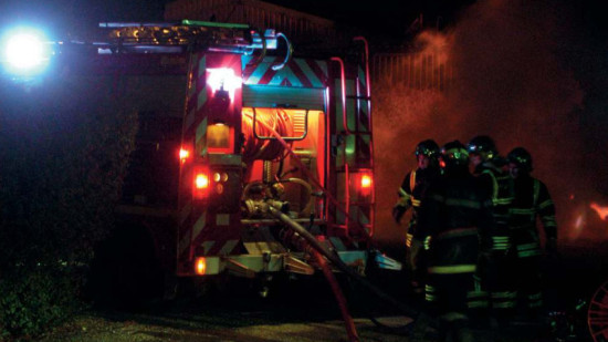 Un violent incendie &eacute;clate en pleine nuit pr&egrave;s de Lyon : 150 pompiers mobilis&eacute;s, ce secteur &agrave; &eacute;viter