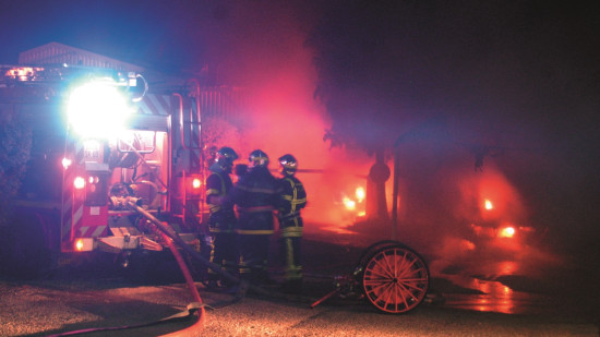 Incendie pr&egrave;s de Lyon : huit hectares br&ucirc;l&eacute;s, pr&egrave;s de 100 pompiers mobilis&eacute;s dans le Beaujolais