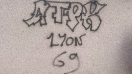Il tague le mur d'un cimeti&egrave;re pr&egrave;s de Lyon : un supporter de l'OL interpell&eacute; en flagrant d&eacute;lit