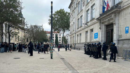Mobilisation lyc&eacute;enne &agrave; Lyon : 3000 manifestants &agrave; Bron, 31 &eacute;tablissements touch&eacute;s, des mortiers tir&eacute;s dans un lyc&eacute;e et sept interpellations