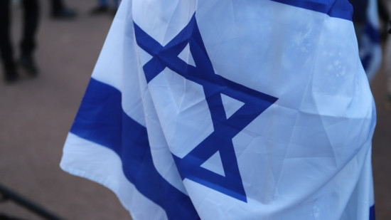 Lyon : une femme accus&eacute;e d'avoir point&eacute; une arme vers des lyc&eacute;ens apr&egrave;s avoir brandi un drapeau isra&eacute;lien