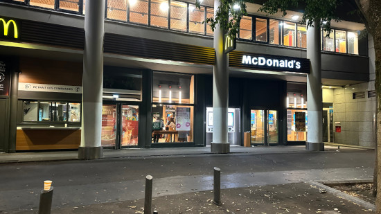 Villeurbanne : le McDonald’s des Charpennes retire sa terrasse trop souvent squattée Villeurbanne : le McDonald’s des Charpennes retire sa terrasse trop souvent squattée