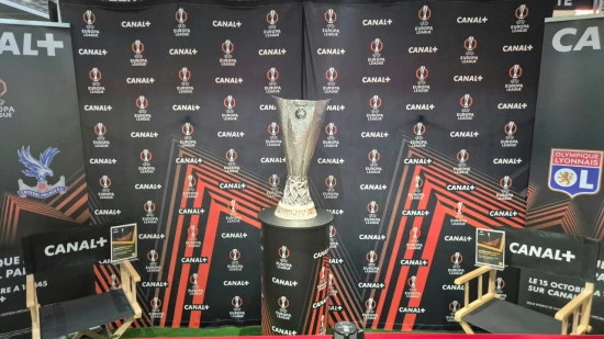 &ldquo;Rendre la Ligue Europa accessible&rdquo; : le troph&eacute;e fait escale &agrave; Lyon Part-Dieu, aux mains des supporters de l&rsquo;OL