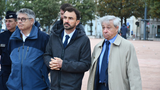 "C'est vous qui avez organis&eacute; &ccedil;a avec LFI !" : Gr&eacute;gory Doucet conspu&eacute; place Bellecour apr&egrave;s les d&eacute;gradations du 17 octobre