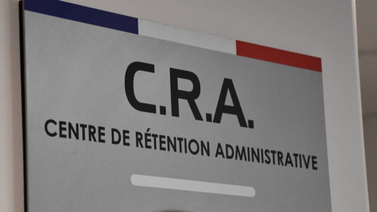 Pr&egrave;s de Lyon : des militants d&rsquo;ultra-gauche aux abords du centre de r&eacute;tention, la police intervient