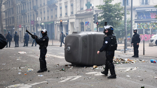Lyon : une voiture fonce dans la manifestation du 24 octobre Lyon : une voiture fonce dans la manifestation du 24 octobre