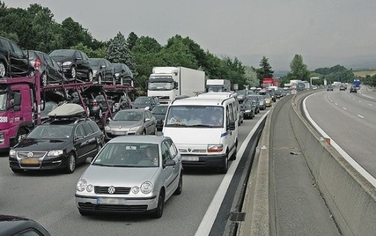 Les poids lourds en file indienne