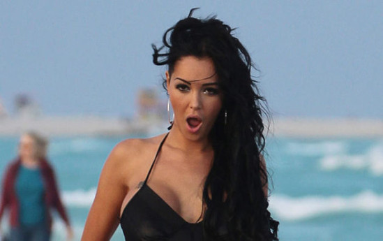 La bimbo Nabilla en dédicace à Lyon