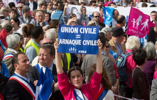 Frigide Barjot huée et poursuivie par le GUD à Lyon
