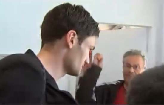 Hugo Lloris manque de recevoir un oeuf en plein visage à son arrivée jeudi à l'aéroport de Bron