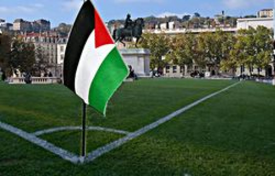 Lyon : la place Bellecour transformée en terrain de foot contre une compétition en Israël Lyon : la place Bellecour transformée en terrain de foot contre une compétition en Israël