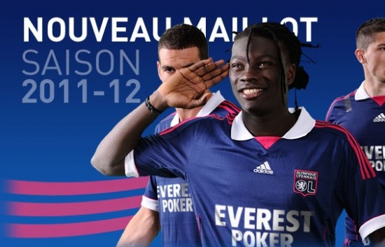 Maillot extérieur bleu marine et rose pour l'OL