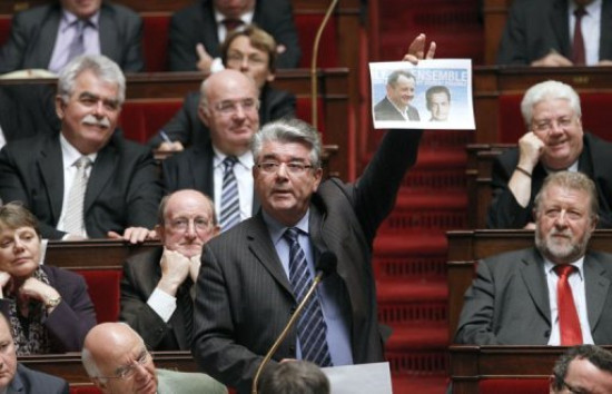 Quand André Gérin s’en prend aux frères Sarkozy (vidéo)