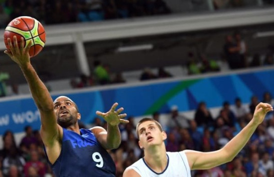 JO : les Bleus s’imposent dans un mouchoir de poche face à la Serbie (76-75)