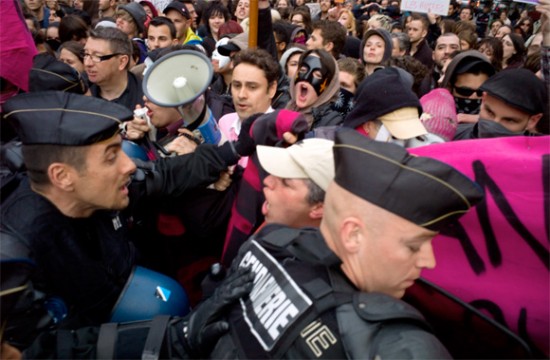 La polémique continue après le « kiss-in » mardi soir devant la Cathédrale Saint-Jean