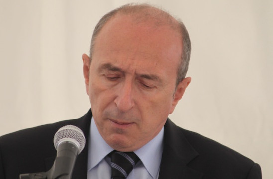 Collomb demande à Benoit Hamon de choisir