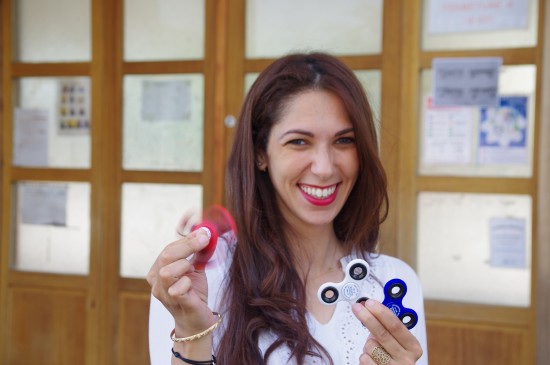 Législatives : Emmanuelle Haziza (LR) sort des hand spinner personnalisés Législatives : Emmanuelle Haziza (LR) sort des hand spinner personnalisés