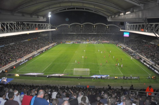 Stade de Gerland : des adolescents viennent soutenir l’OL avec des fumigènes