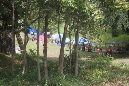 Bron : les familles roms expulsées construisent un nouveau camp