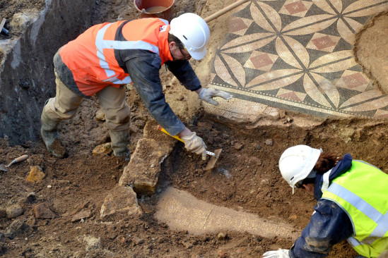 Lyon : les mosa&iuml;ques d&eacute;couvertes vont rejoindre l'atelier de restauration