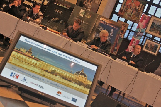 L'Hôtel-Dieu voit double