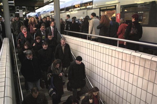 Agression d'un contrôleur SNCF: trafic très perturbé en Rhône-Alpes Agression d'un contrôleur SNCF: trafic très perturbé en Rhône-Alpes