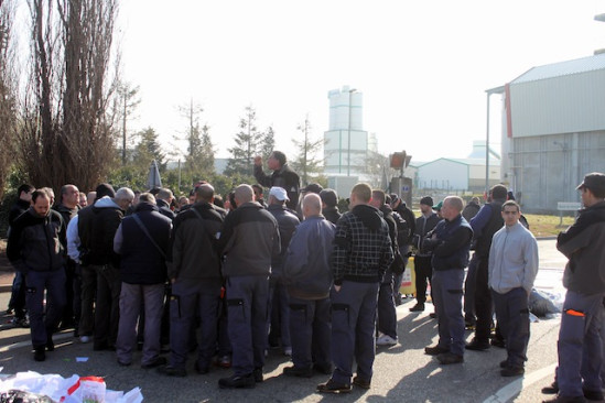2ème jour de grève des éboueurs à Lyon: l'incinérateur de Gerland bloqué