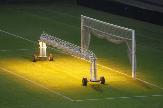 Vague de froid à Lyon : la pelouse de Gerland bichonnée, l’urgence sociale délaissée ?