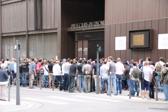 Lyon : des colliers de fleurs contre les files d'attente à la Préfecture