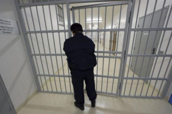 Surpris en train de passer des bonbons dans une prison près de Lyon