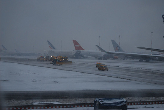  Neige à l'aéroport Lyon Saint-Exupéry : Un millier de passagers passent la nuit sur place, les pistes doivent réouvrir à 11h dimanche