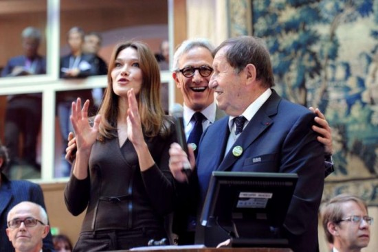 Quand Carla Bruni joue au commissaire-priseur pour un projet lyonnais