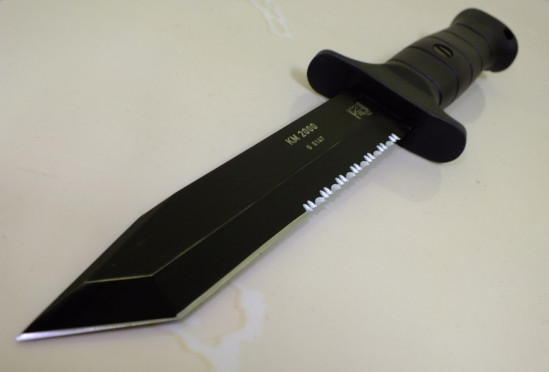 Pr&egrave;s de Lyon : arm&eacute; du couteau de Rambo et avec des bijoux vol&eacute;s, il double la police &agrave; vive allure