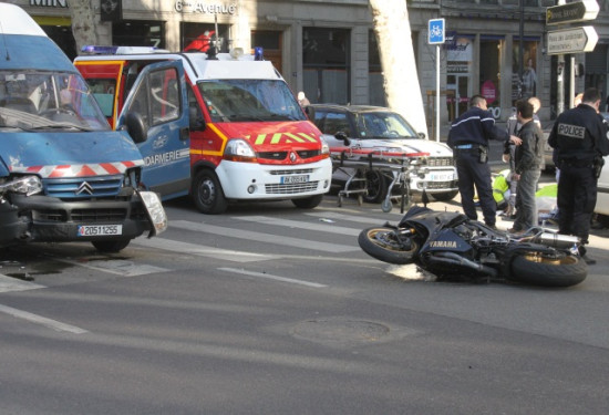 Spectaculaire collision entre une moto et un camion de gendarmerie à Lyon