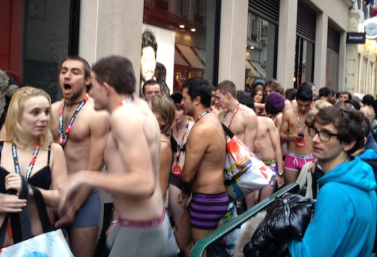 Une centaine de jeunes a dormi devant la boutique Desigual