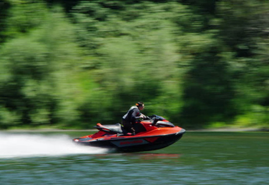 Il ignore le confinement et part faire du jet-ski sur le Rhône Il ignore le confinement et part faire du jet-ski sur le Rhône