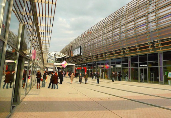 Des manifestants au Carré de Soie vendredi matin