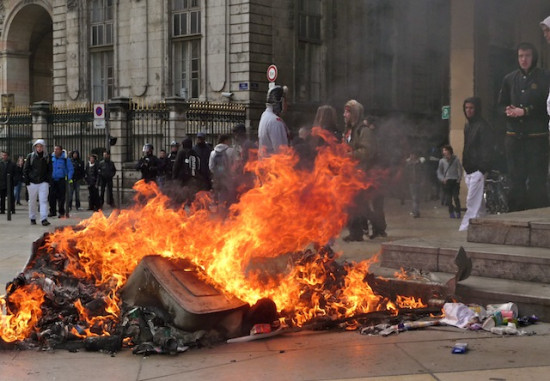 Première condamnation à de la prison ferme après les violences urbaines à Lyon