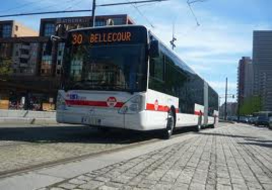 Deux adolescents jettent des projectiles sur un bus Deux adolescents jettent des projectiles sur un bus