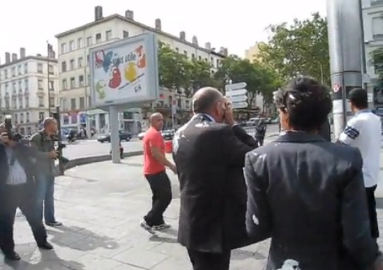 Gérard Collomb entarté !