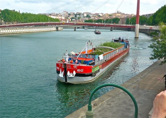 Des péniches remplies de végétaux arrivent mardi matin à Lyon
