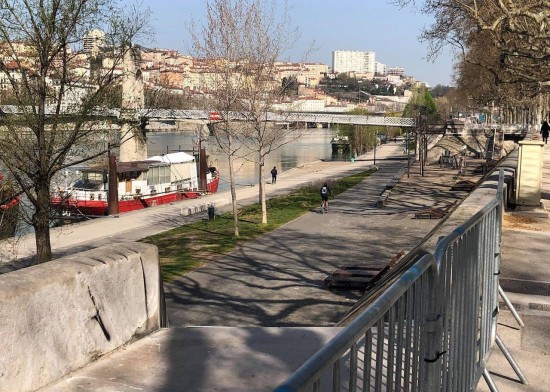 Berges du Rhône fermées à Lyon : ils franchissent les barrières pour aller courir