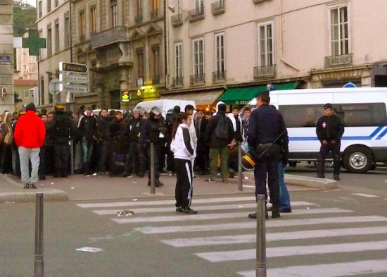 Le « comité de lutte » dénonce les conditions de stockage des manifestants jeudi place Bellecour