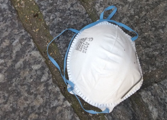 Masques jetés dans la rue à Lyon : les responsables politiques "en appellent à la responsabilité de chacun"